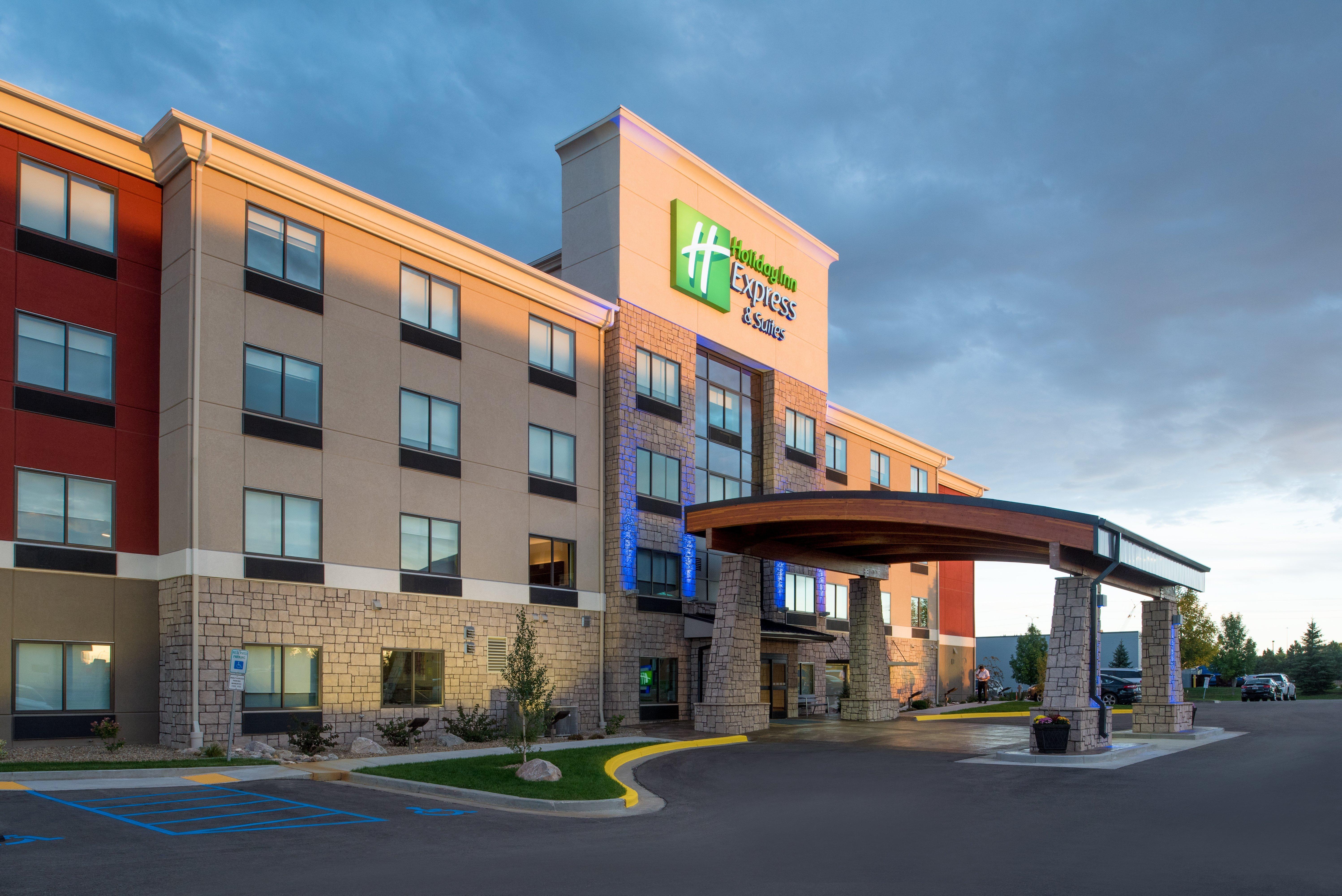 Holiday Inn Express Hotel & Suites Bismarck, An Ihg Hotel Exterior photo