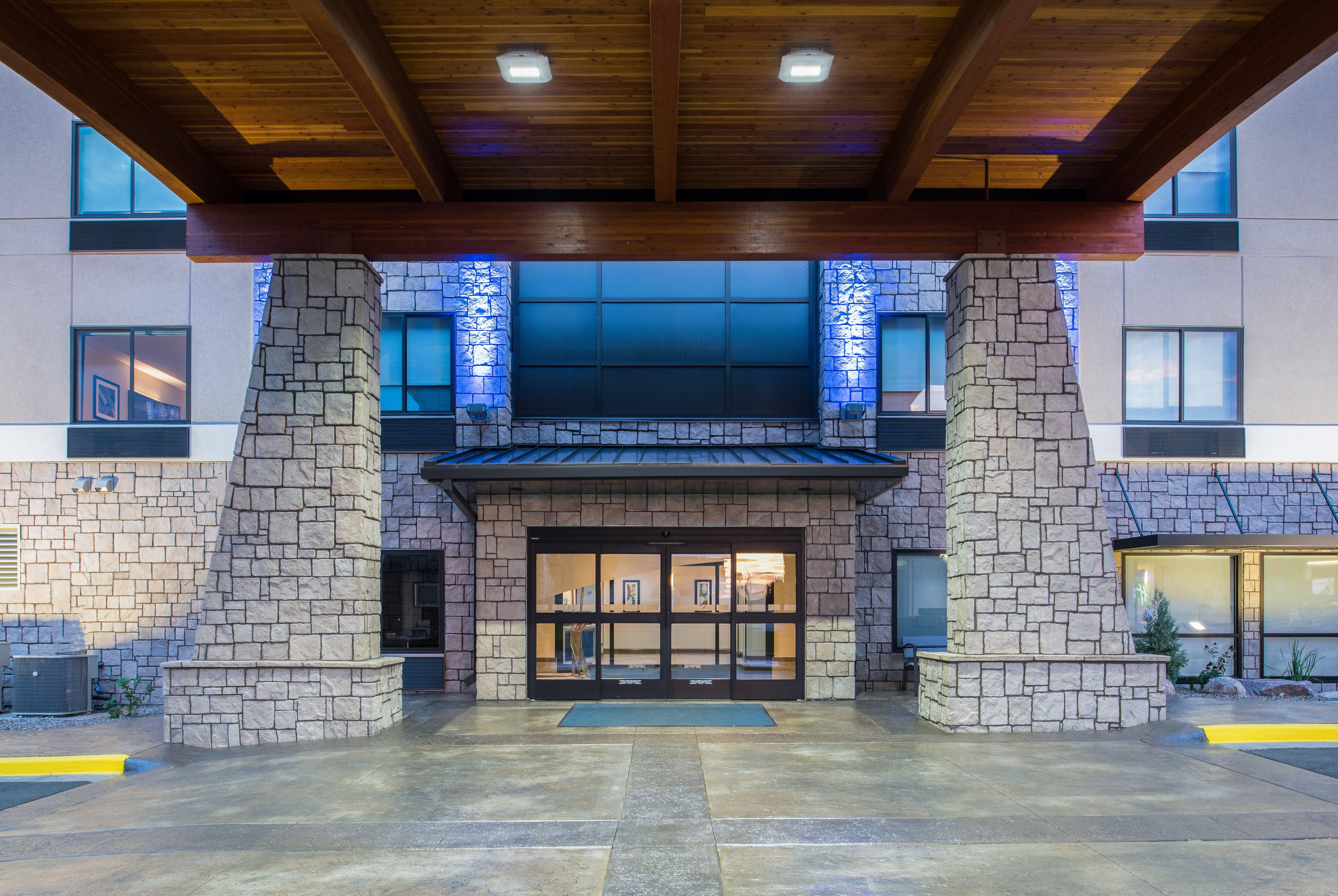 Holiday Inn Express Hotel & Suites Bismarck, An Ihg Hotel Exterior photo