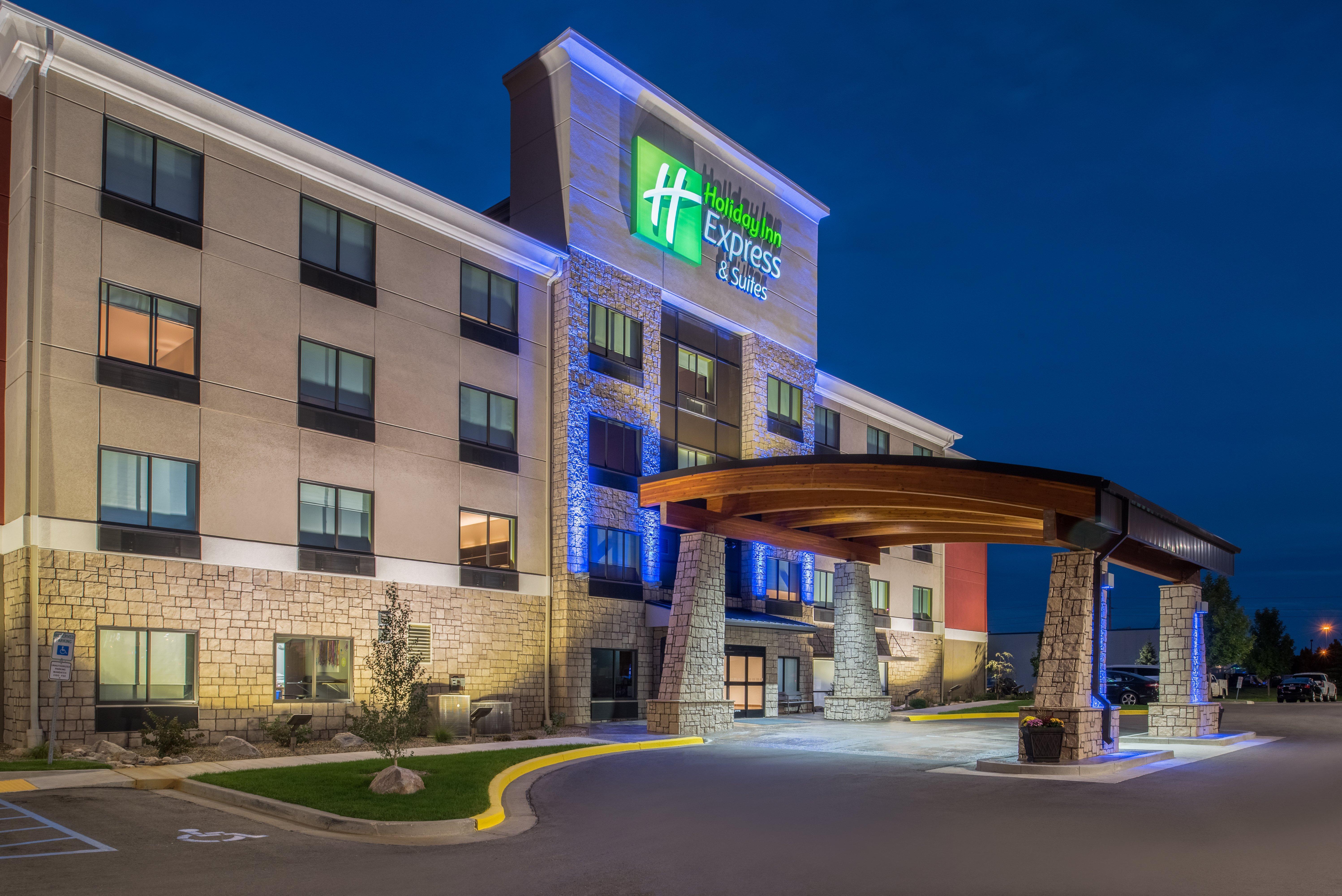 Holiday Inn Express Hotel & Suites Bismarck, An Ihg Hotel Exterior photo