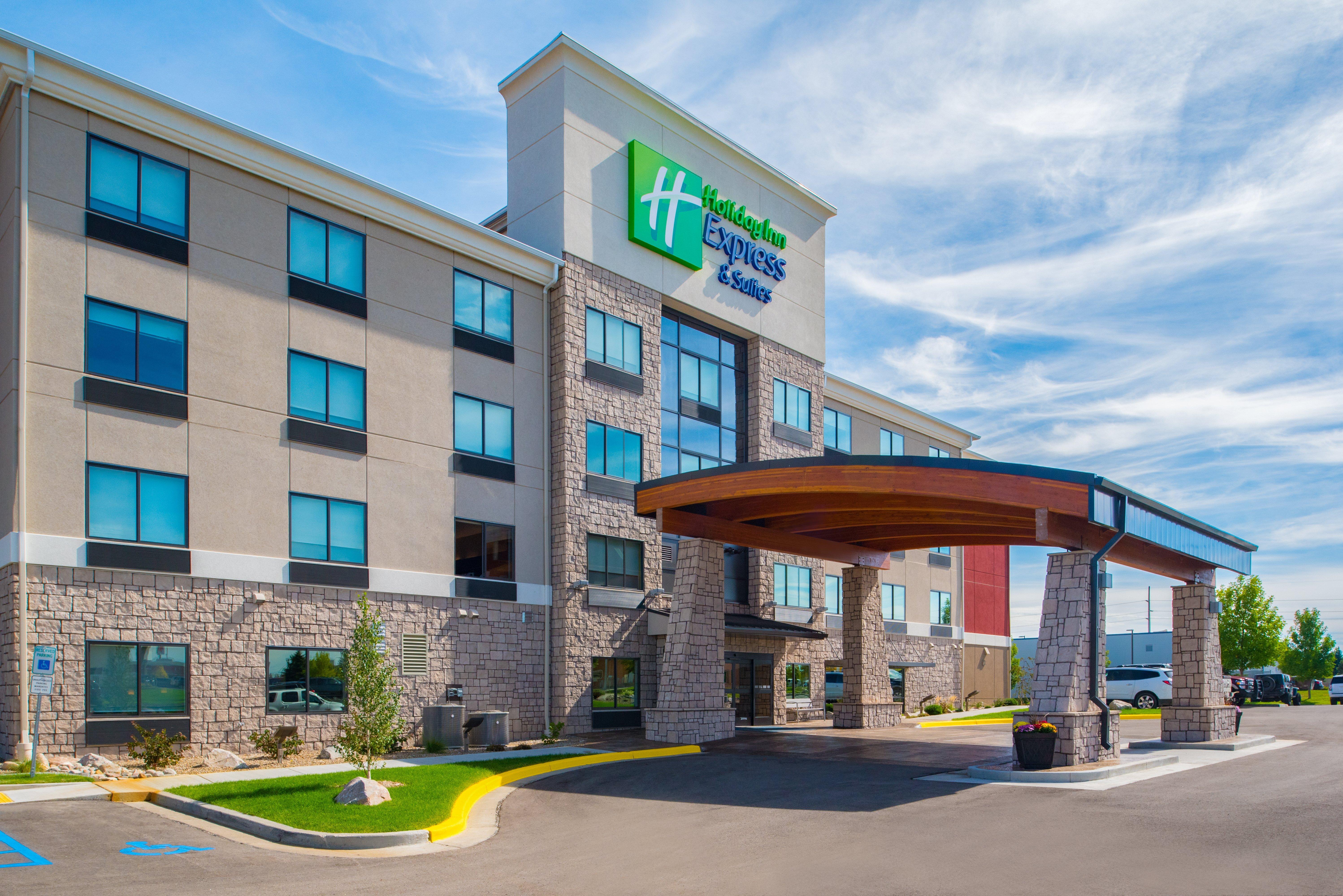 Holiday Inn Express Hotel & Suites Bismarck, An Ihg Hotel Exterior photo