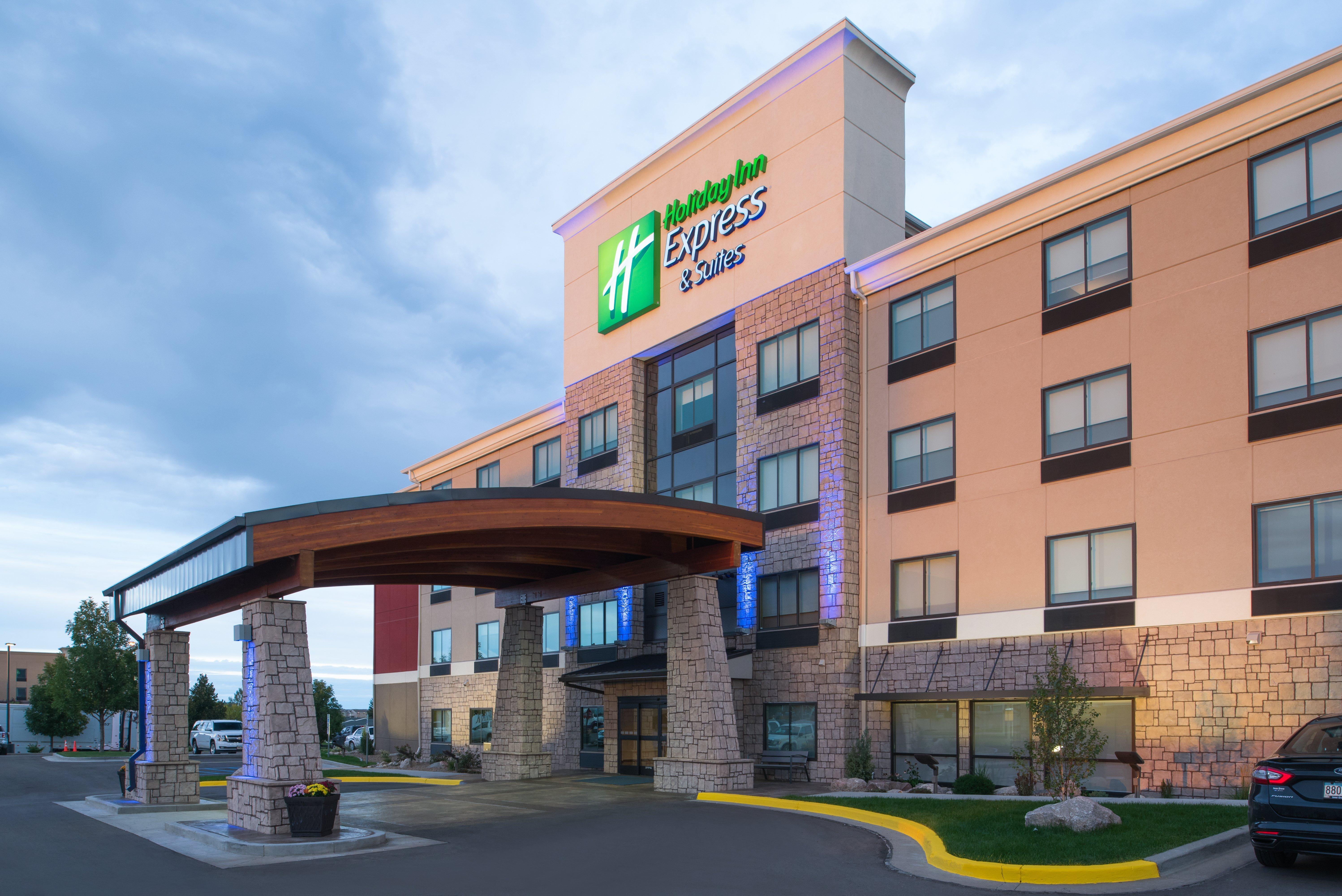 Holiday Inn Express Hotel & Suites Bismarck, An Ihg Hotel Exterior photo