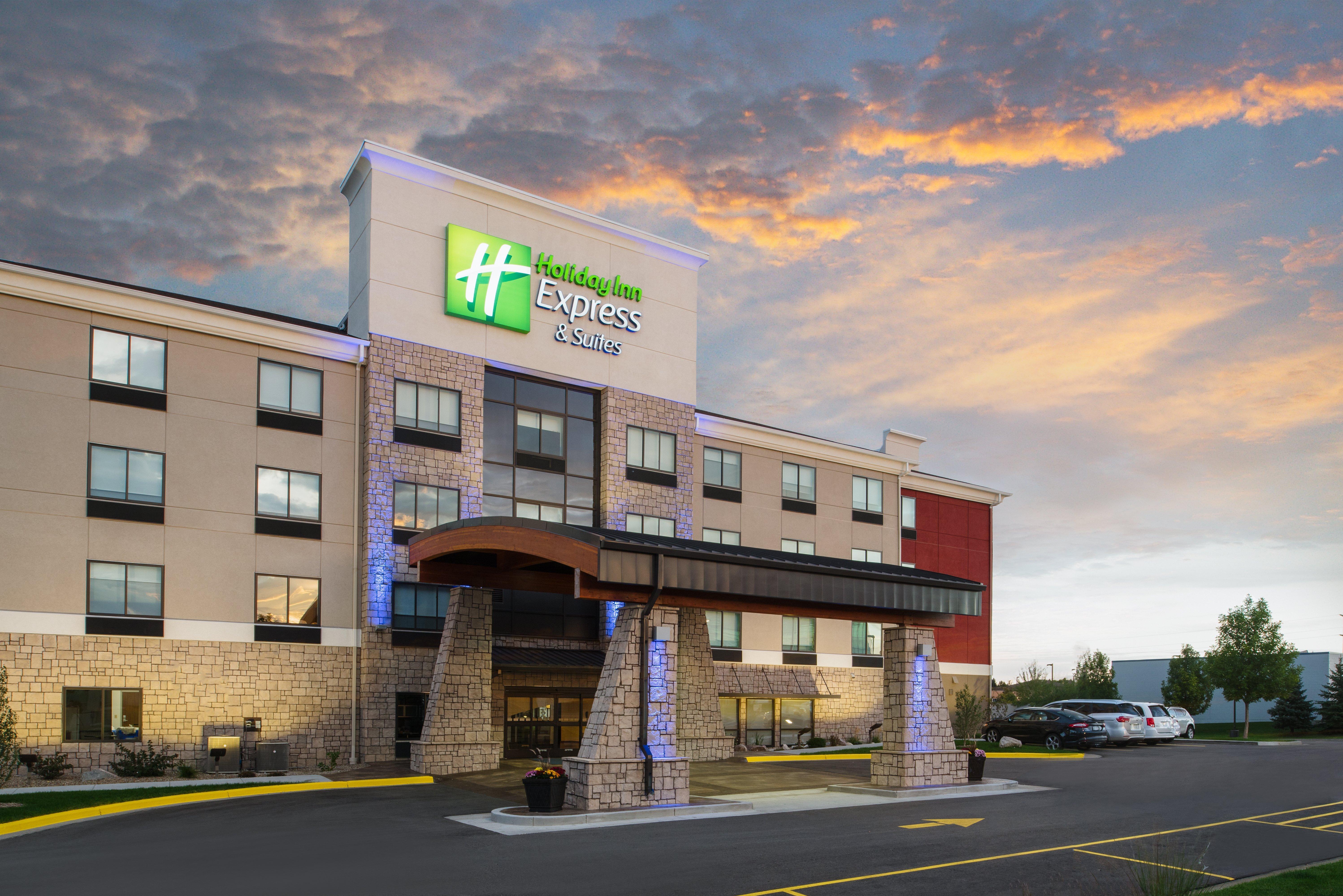 Holiday Inn Express Hotel & Suites Bismarck, An Ihg Hotel Exterior photo