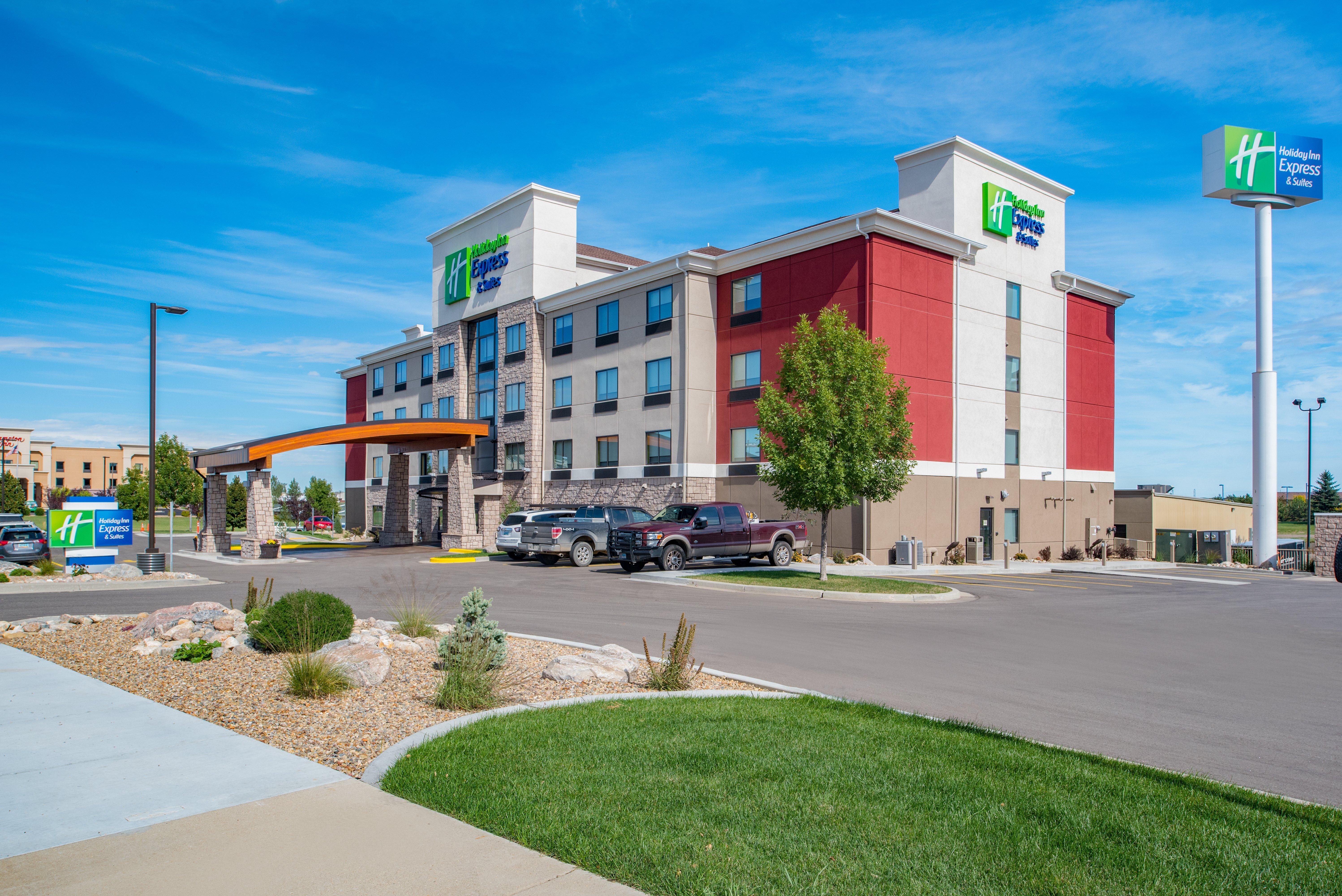 Holiday Inn Express Hotel & Suites Bismarck, An Ihg Hotel Exterior photo