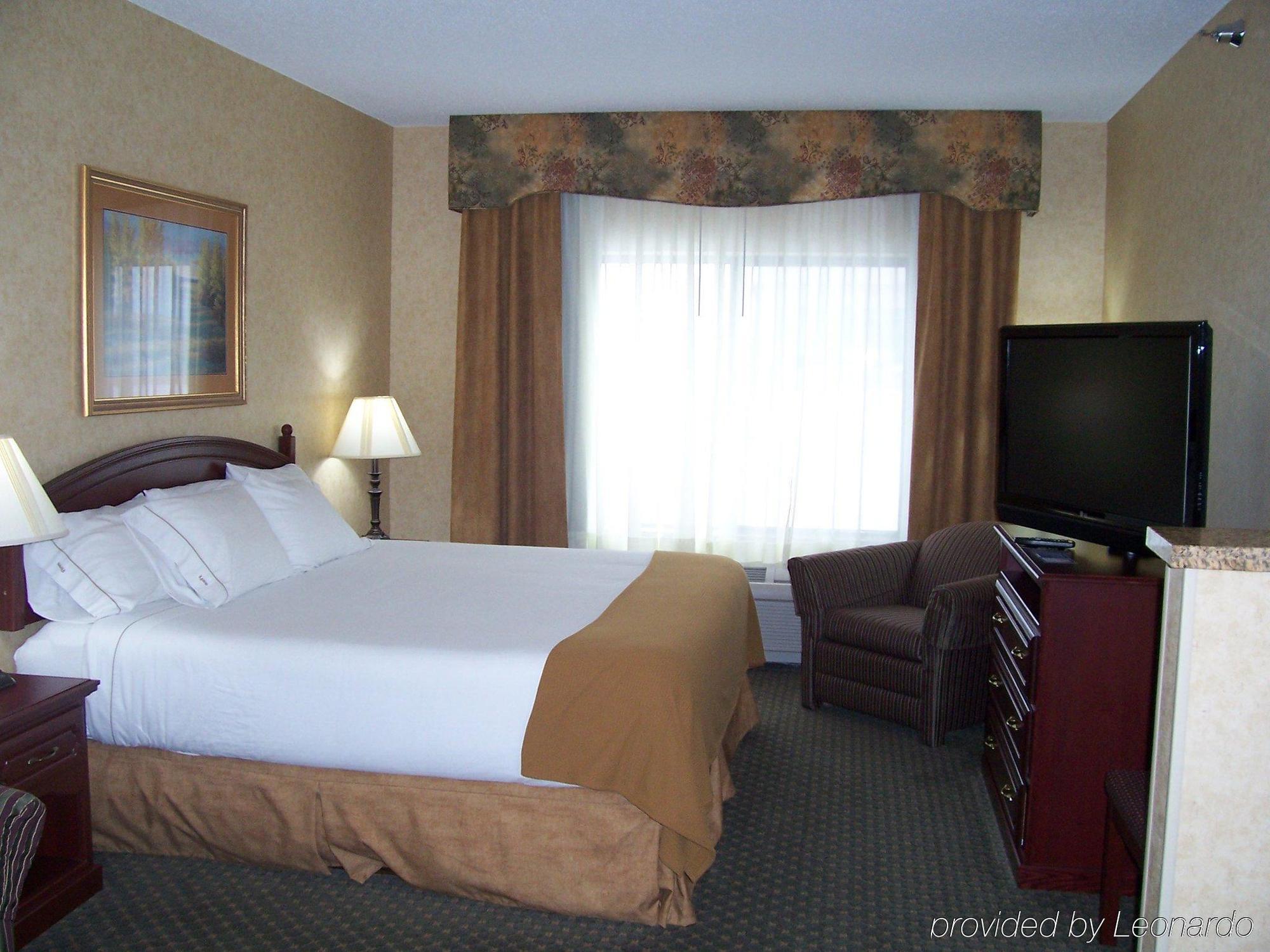 Holiday Inn Express Hotel & Suites Bismarck, An Ihg Hotel Room photo