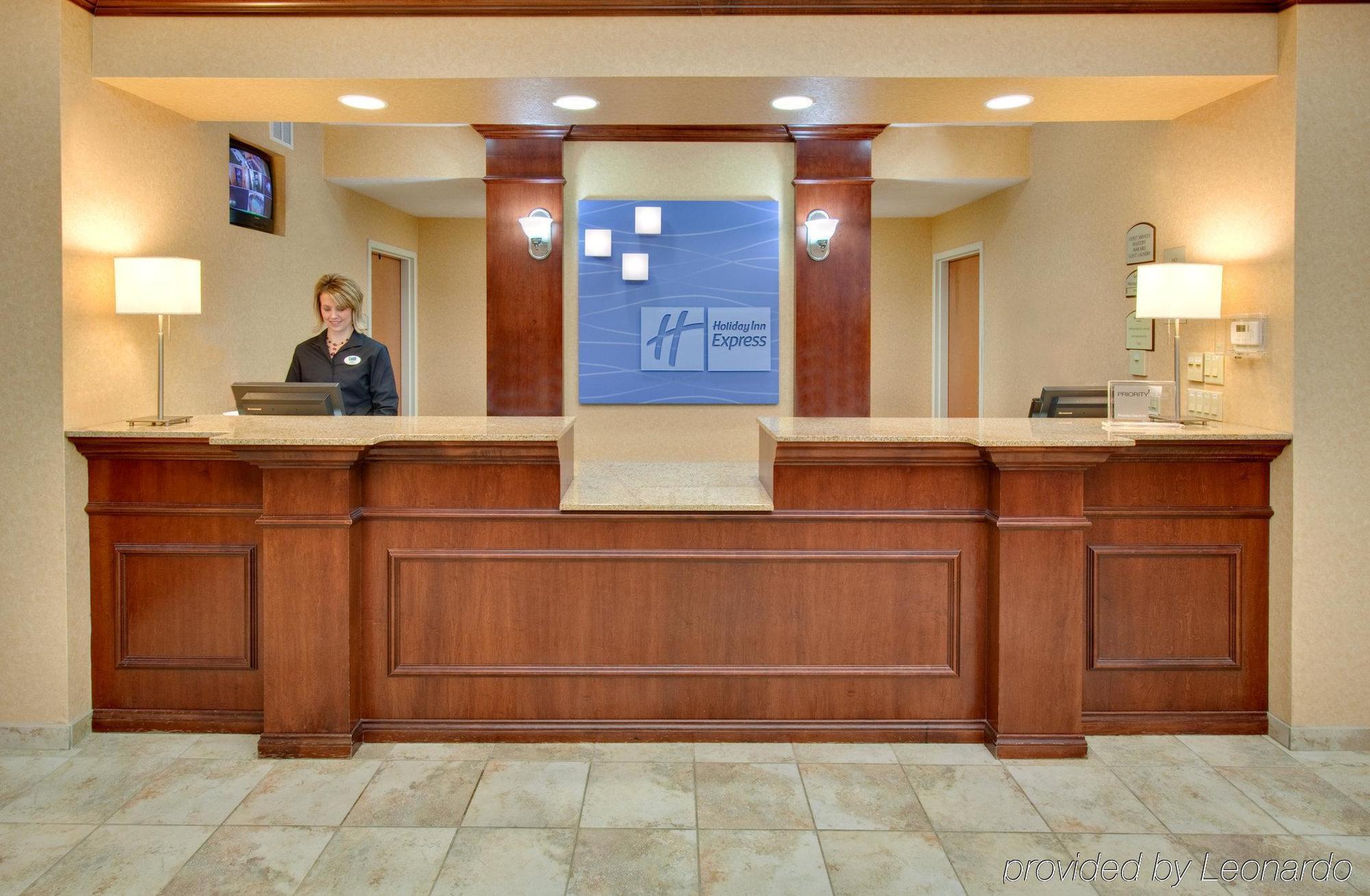 Holiday Inn Express Hotel & Suites Bismarck, An Ihg Hotel Interior photo