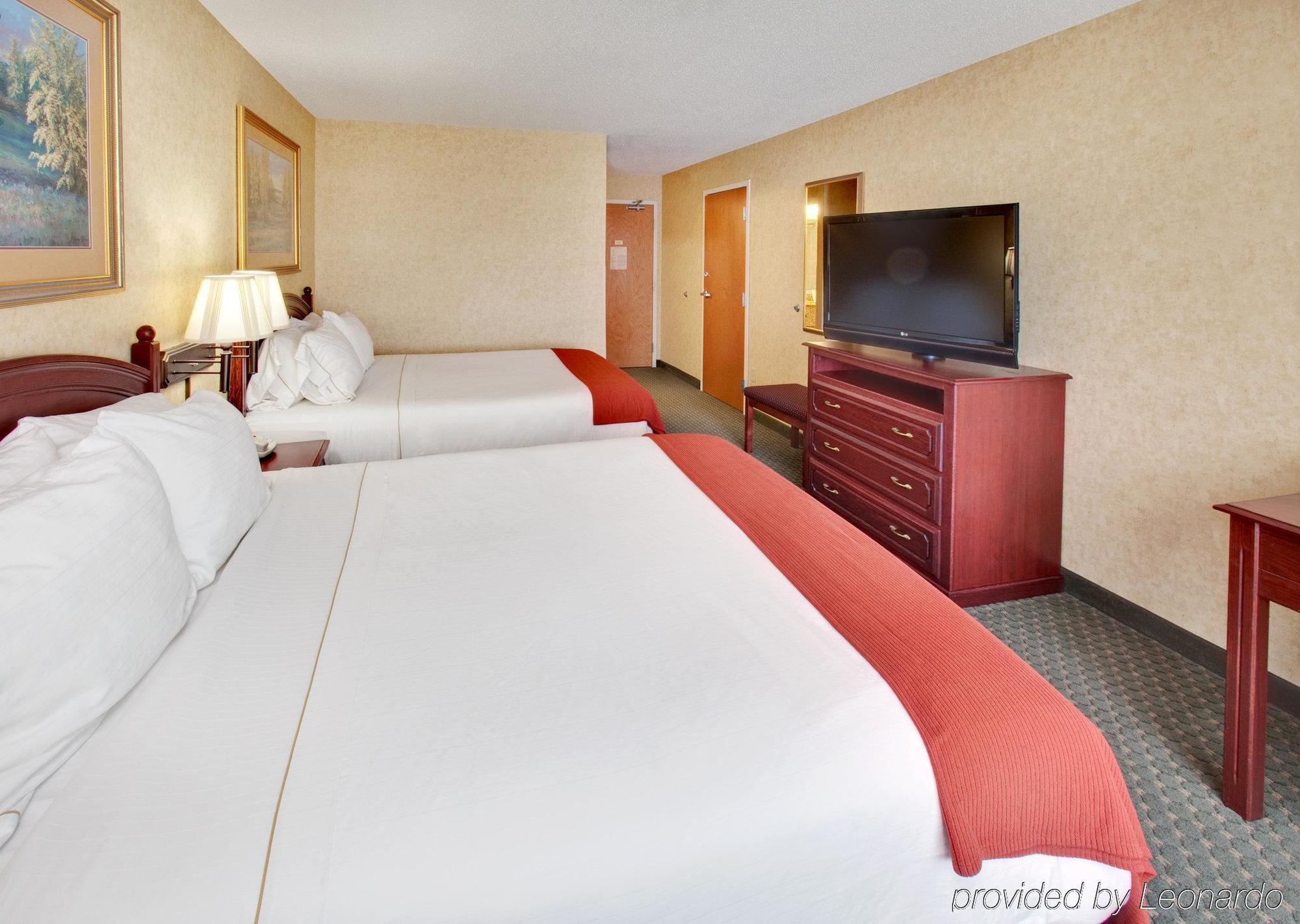 Holiday Inn Express Hotel & Suites Bismarck, An Ihg Hotel Room photo