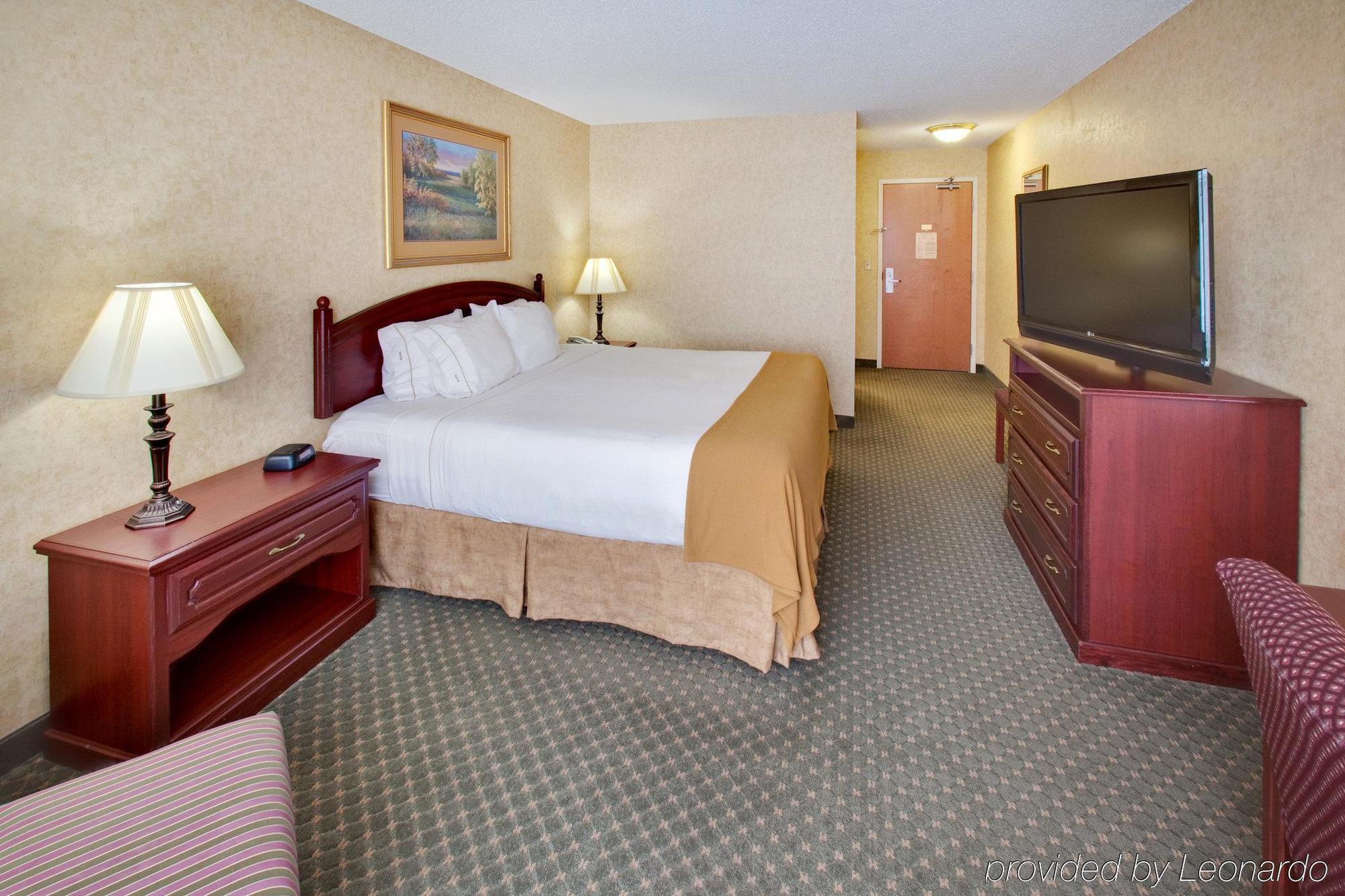 Holiday Inn Express Hotel & Suites Bismarck, An Ihg Hotel Room photo