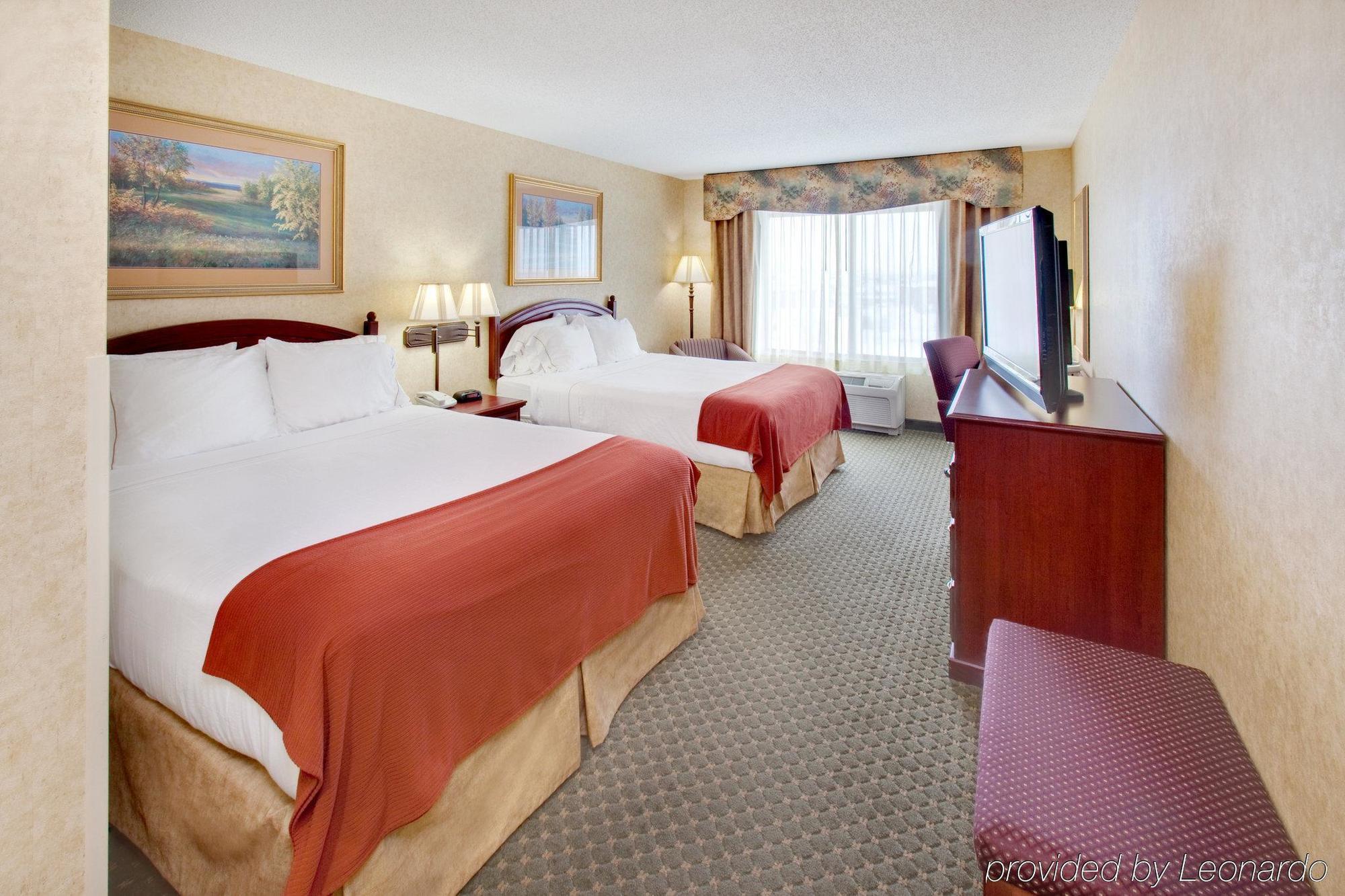 Holiday Inn Express Hotel & Suites Bismarck, An Ihg Hotel Room photo