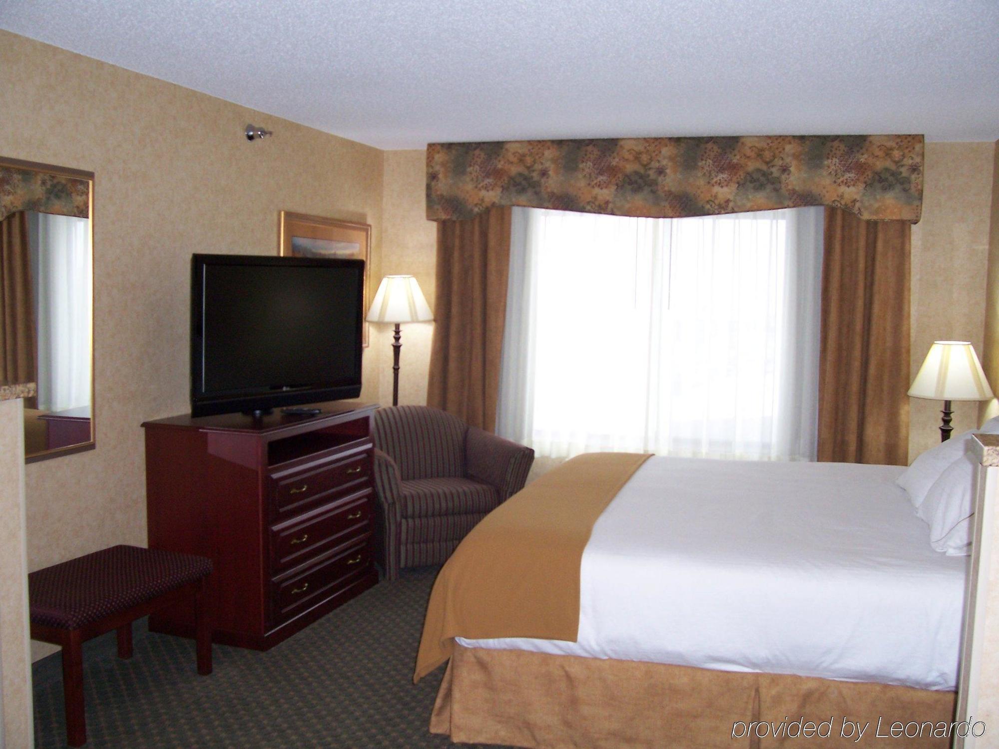 Holiday Inn Express Hotel & Suites Bismarck, An Ihg Hotel Room photo