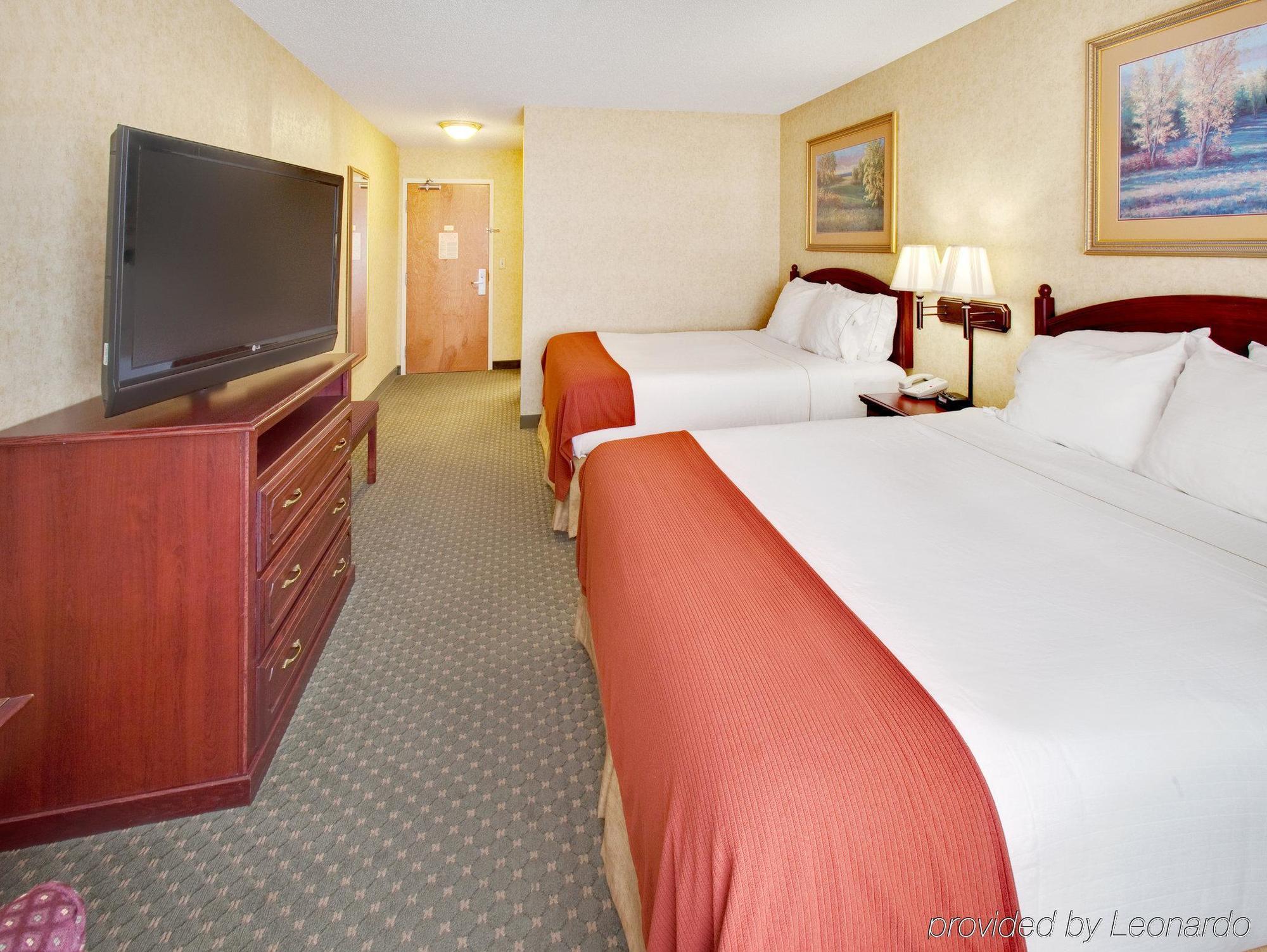 Holiday Inn Express Hotel & Suites Bismarck, An Ihg Hotel Room photo