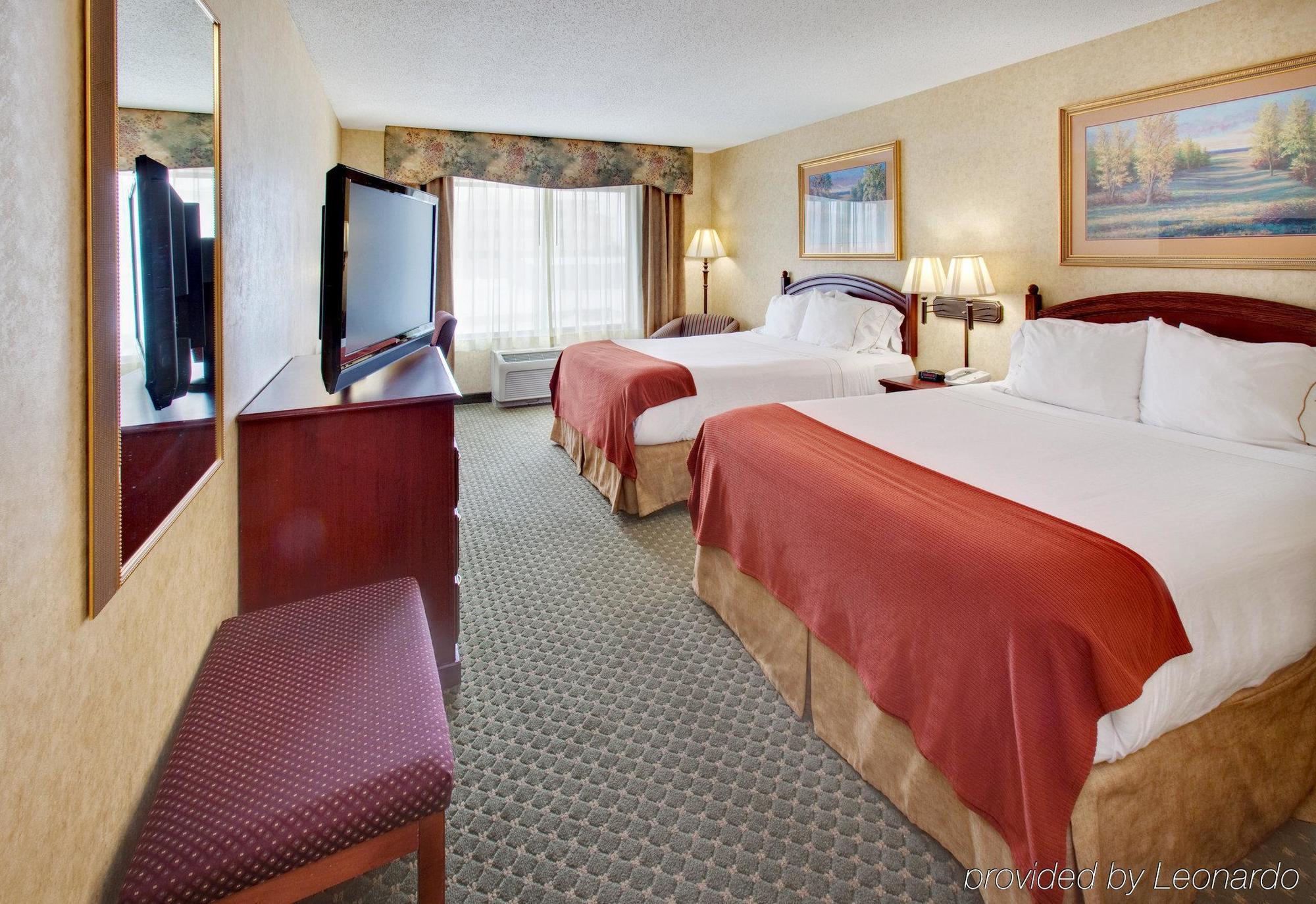 Holiday Inn Express Hotel & Suites Bismarck, An Ihg Hotel Room photo