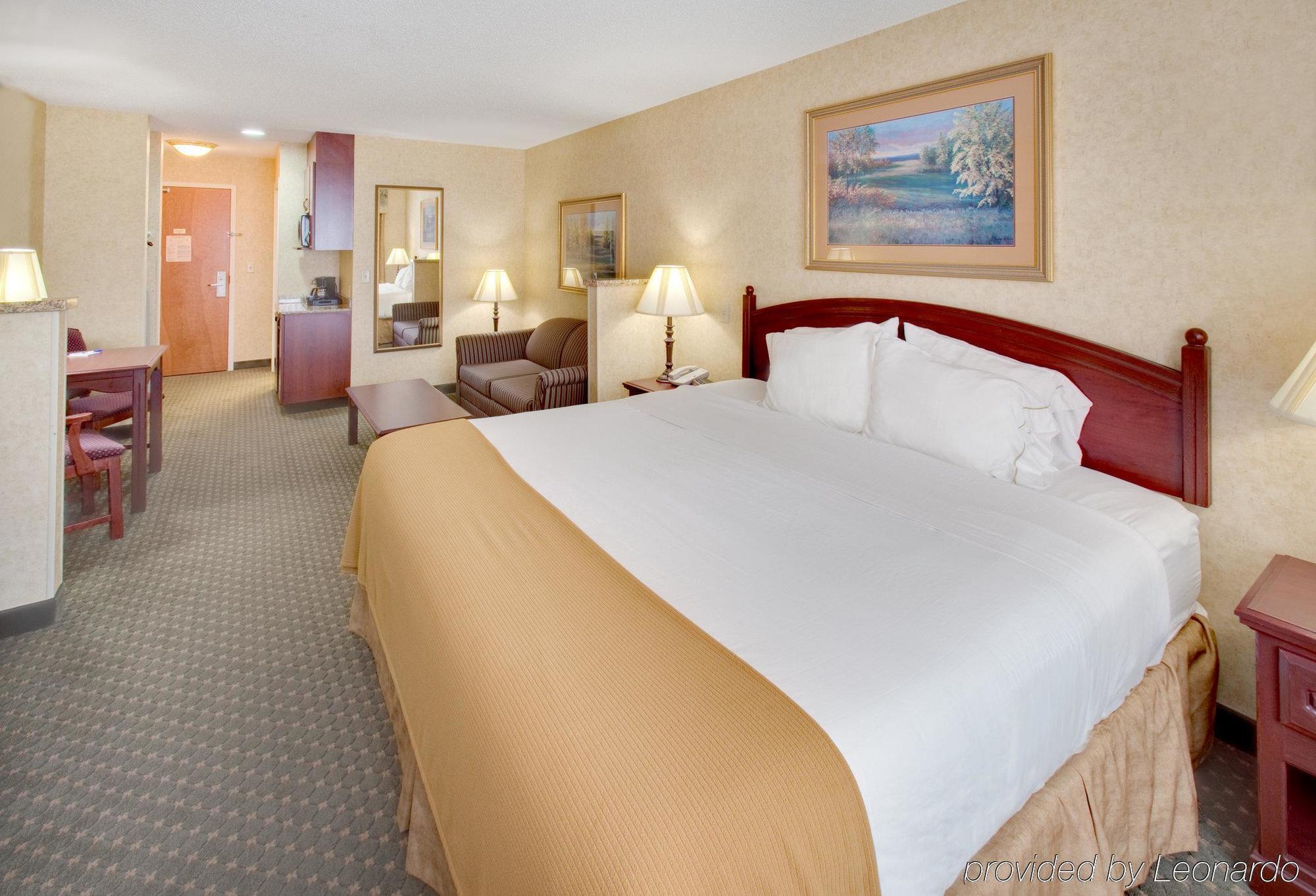 Holiday Inn Express Hotel & Suites Bismarck, An Ihg Hotel Room photo