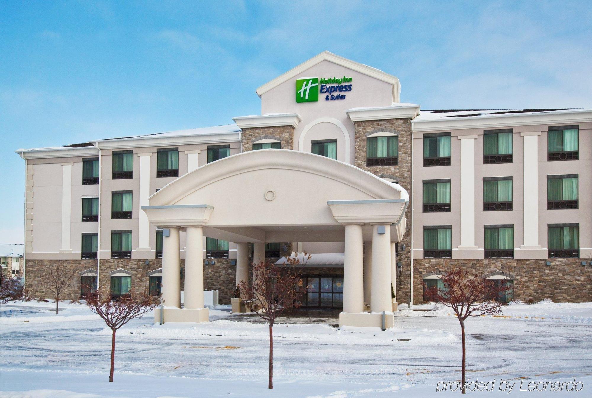 Holiday Inn Express Hotel & Suites Bismarck, An Ihg Hotel Exterior photo