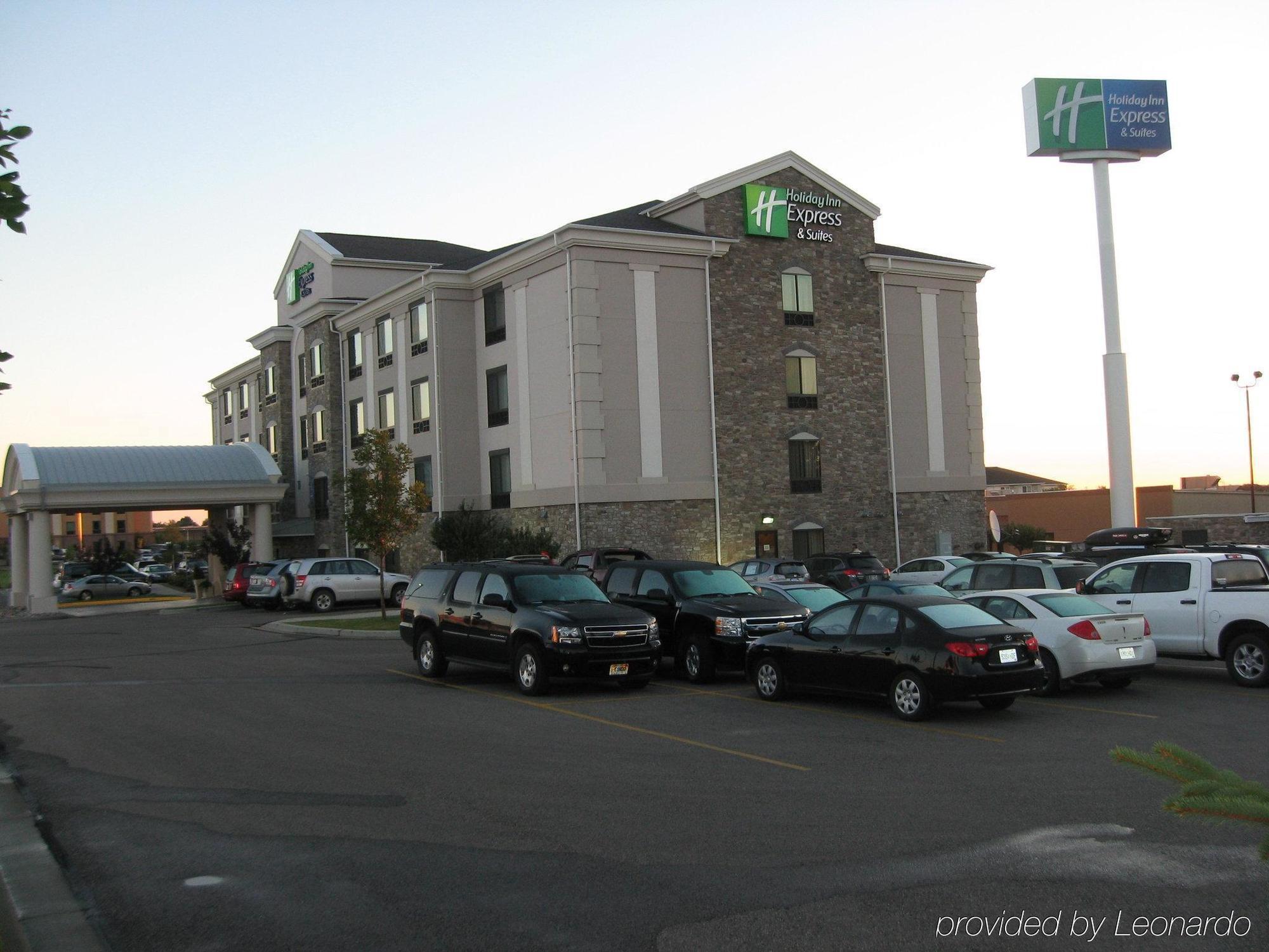 Holiday Inn Express Hotel & Suites Bismarck, An Ihg Hotel Exterior photo