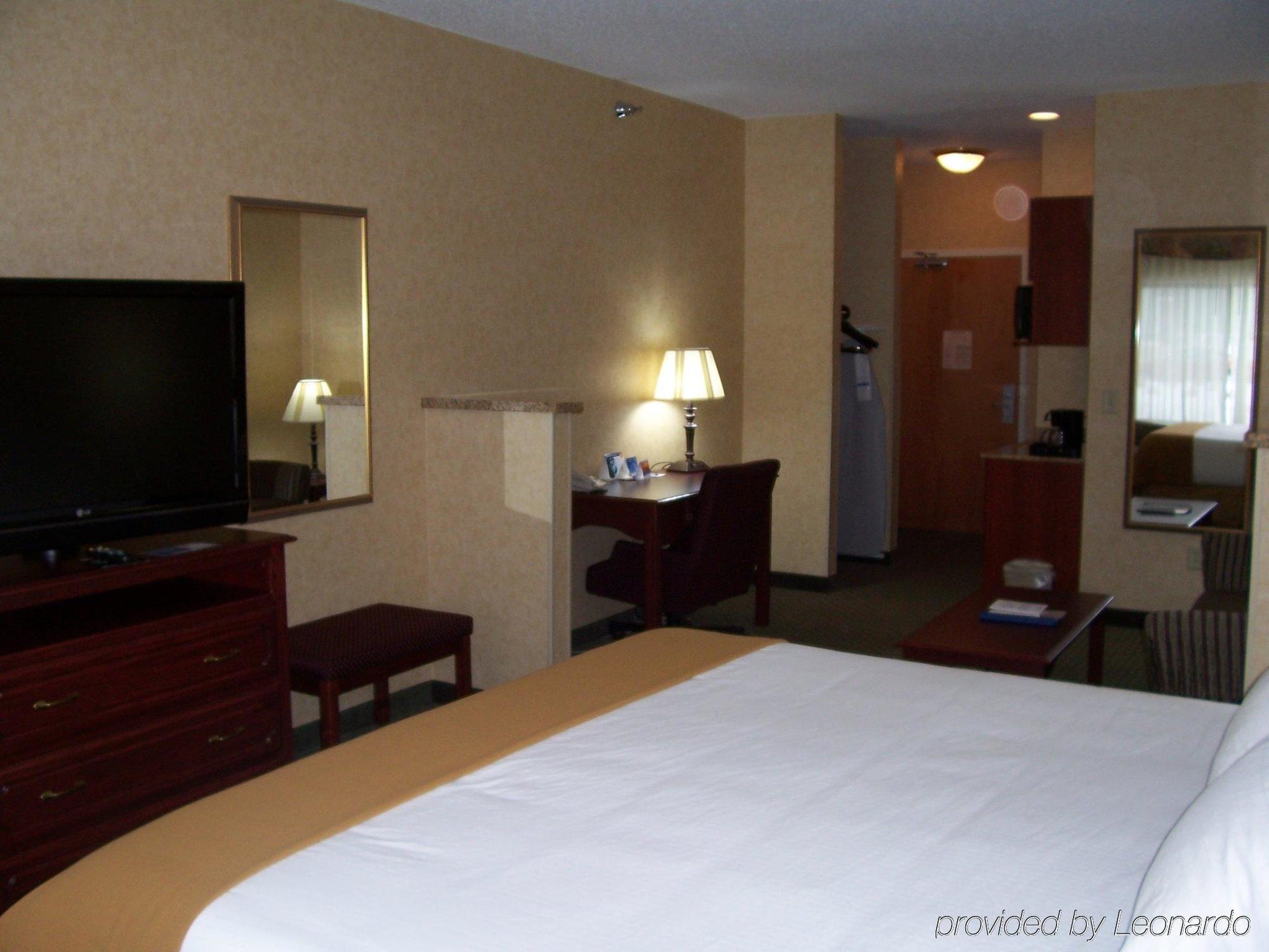 Holiday Inn Express Hotel & Suites Bismarck, An Ihg Hotel Room photo