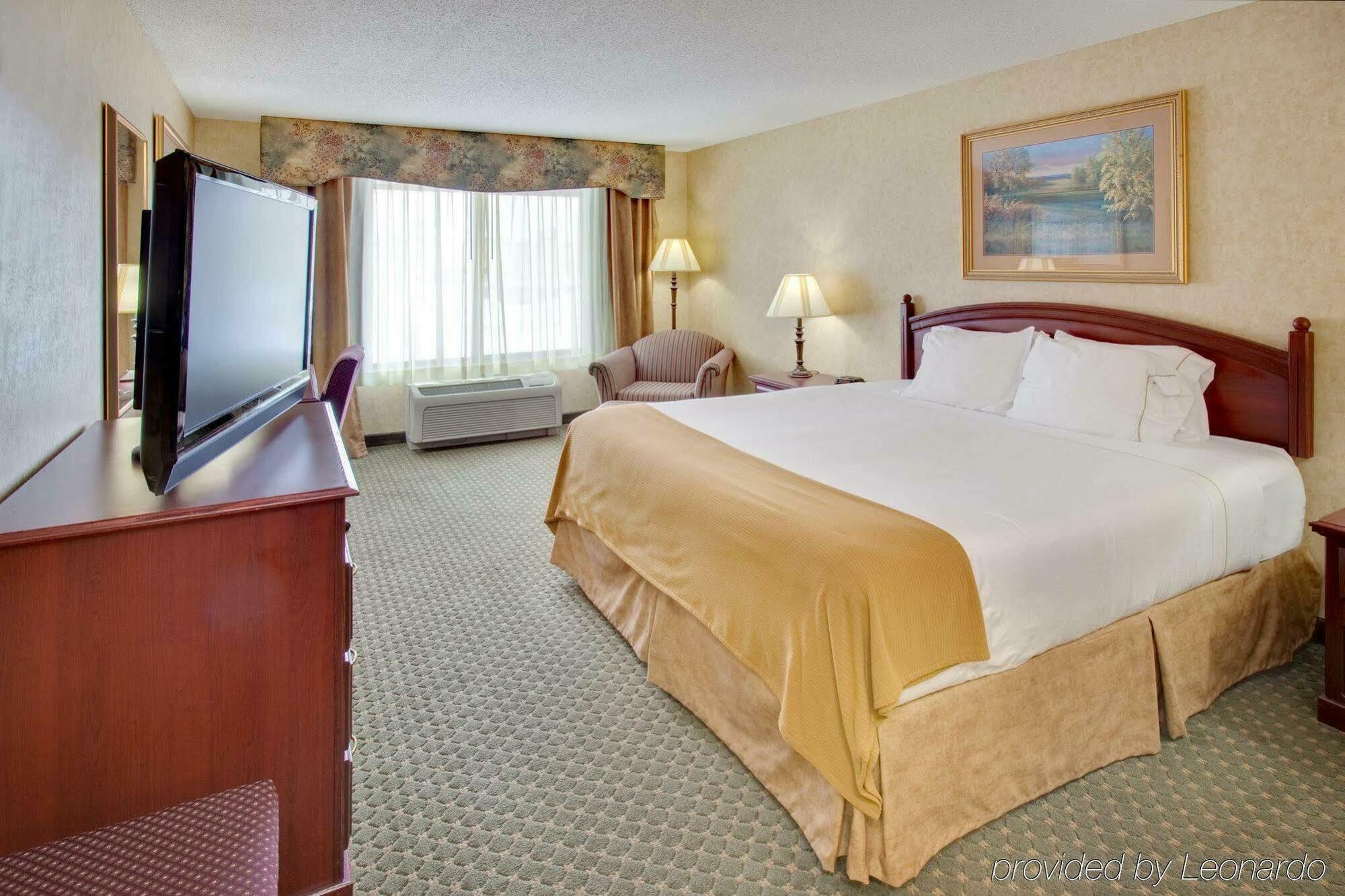 Holiday Inn Express Hotel & Suites Bismarck, An Ihg Hotel Room photo